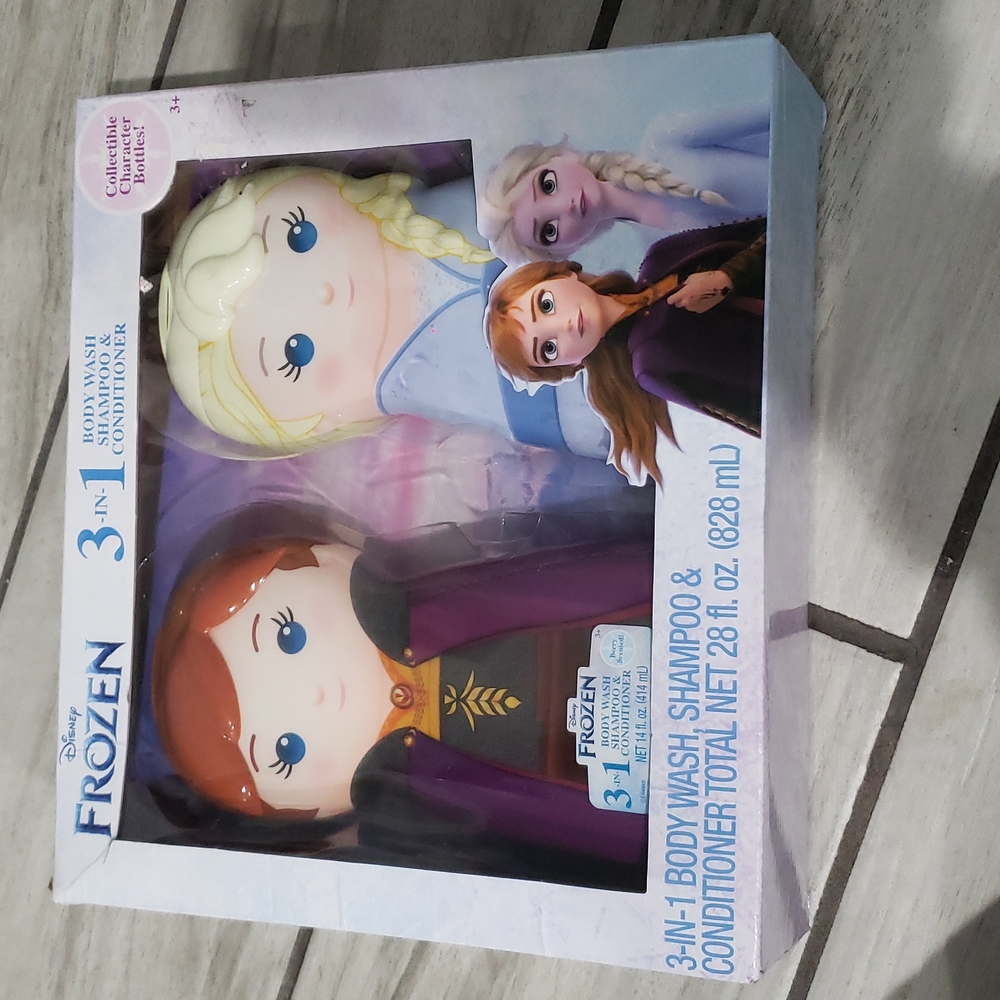 Disney Frozen bath set.